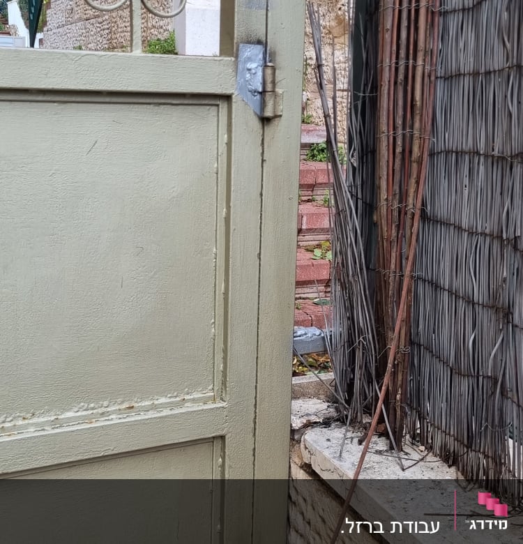 שער מתכת ירוק עם עיטורים, צירים וברגים